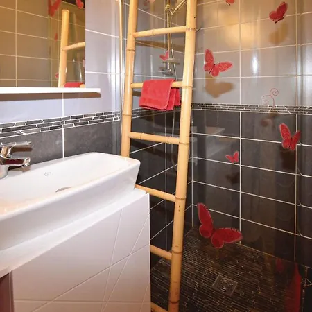 De By Interhome * Chamaret